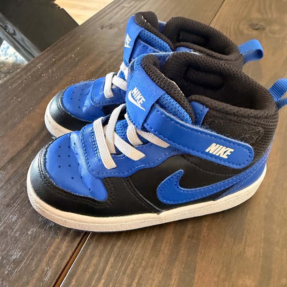 Nike Toddler Black and Blue Sneakers